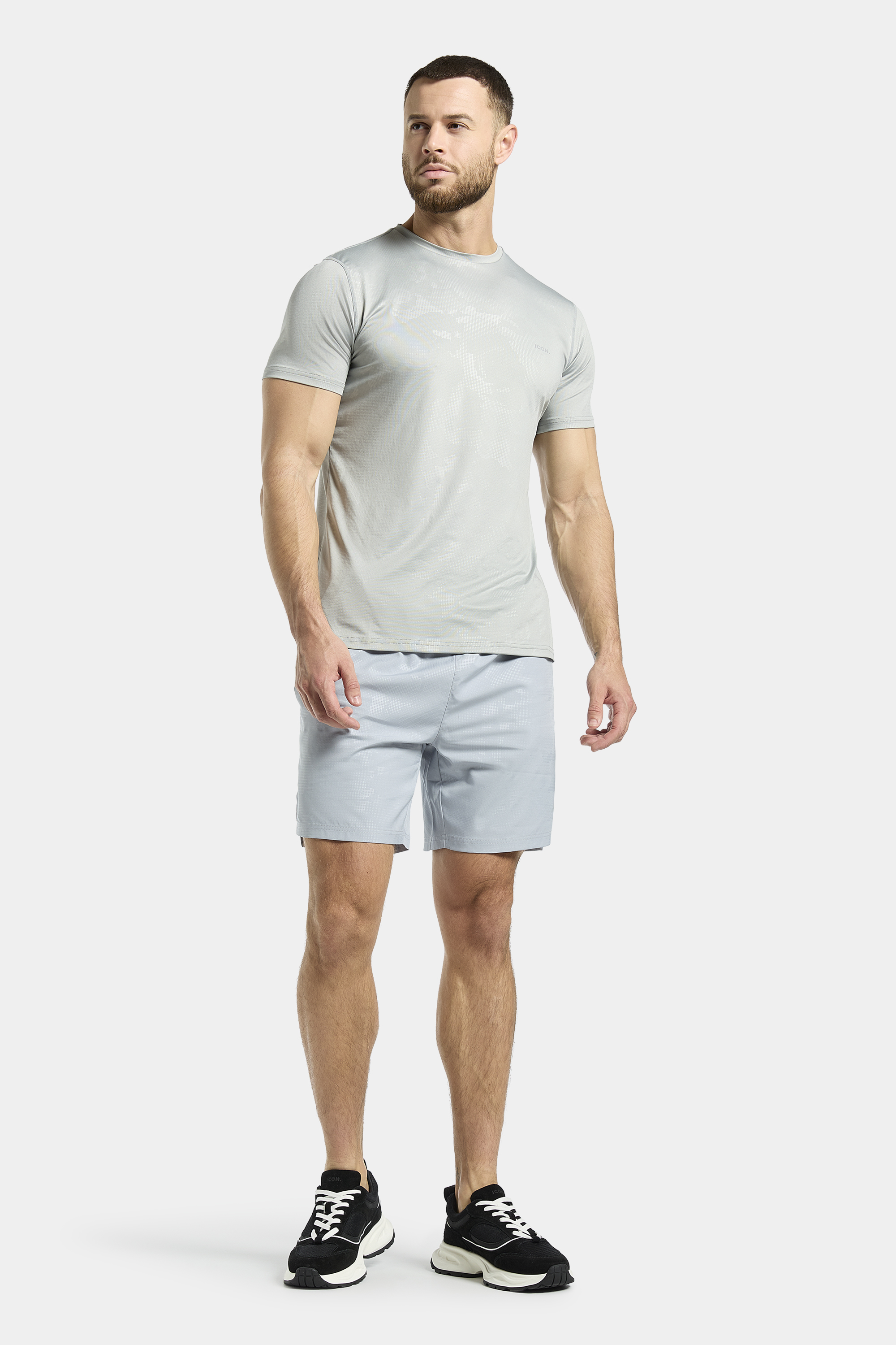 La Camiseta Ceñida con Camuflaje Activo