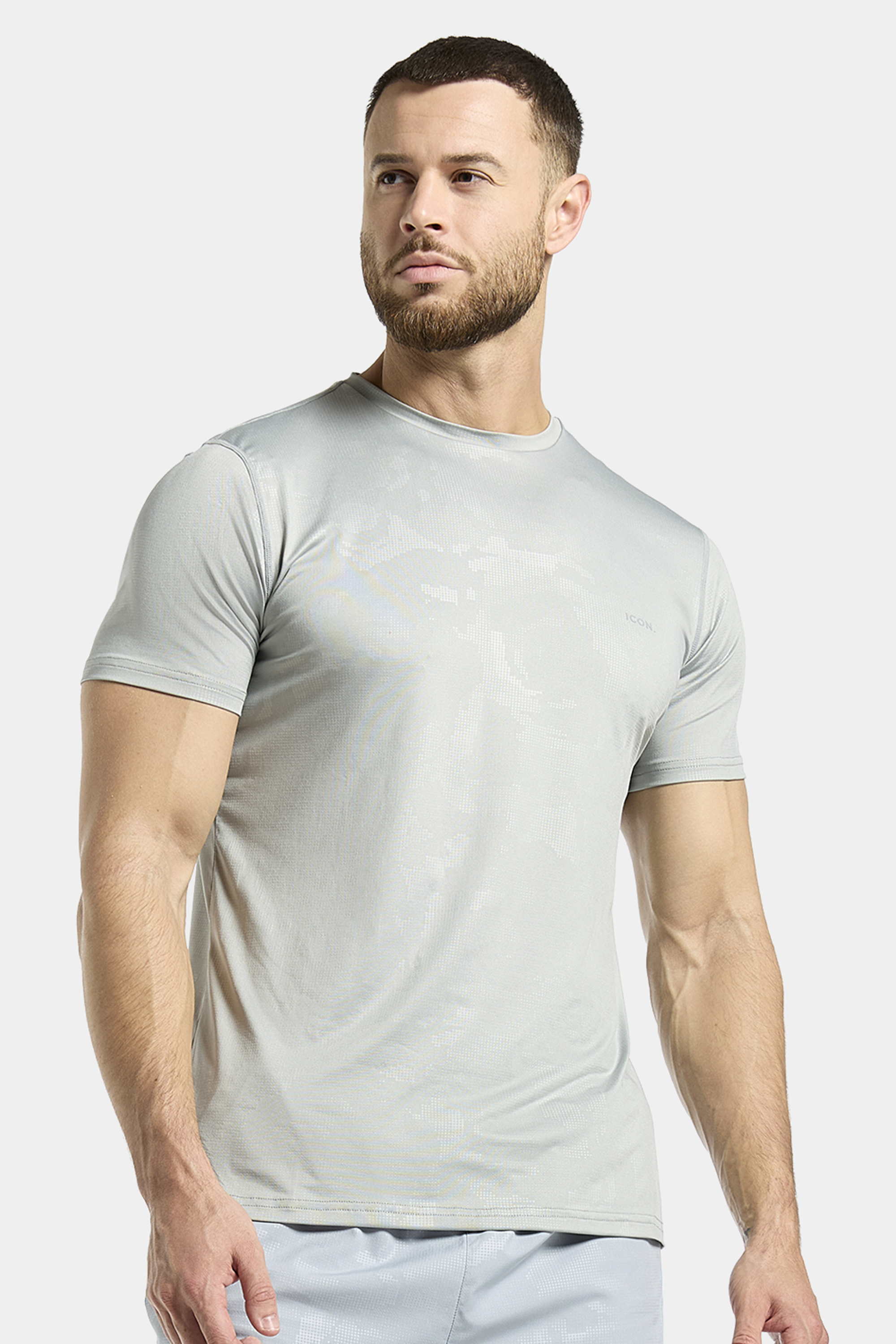 La Camiseta Ceñida con Camuflaje Activo