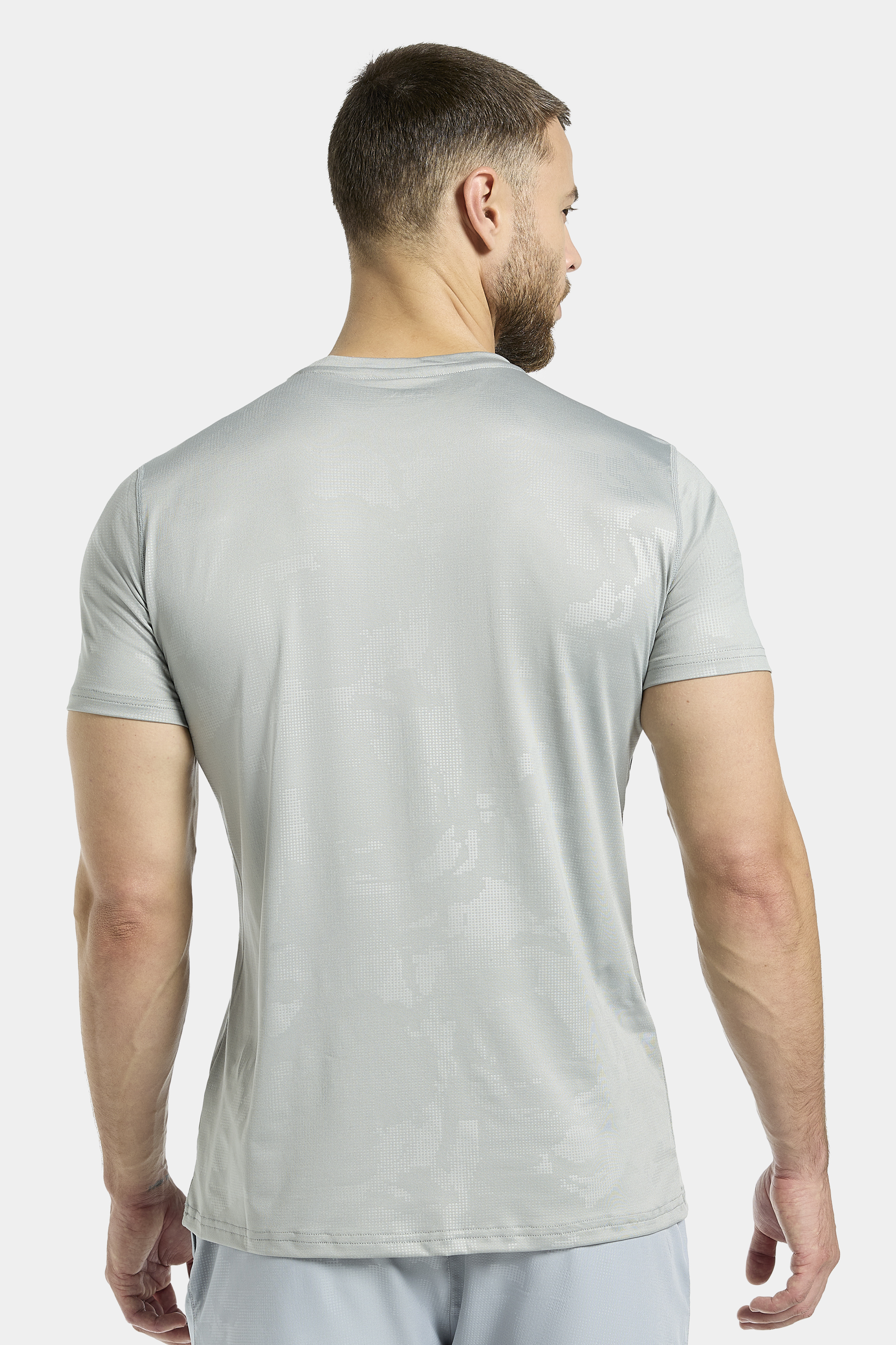 La Camiseta Ceñida con Camuflaje Activo
