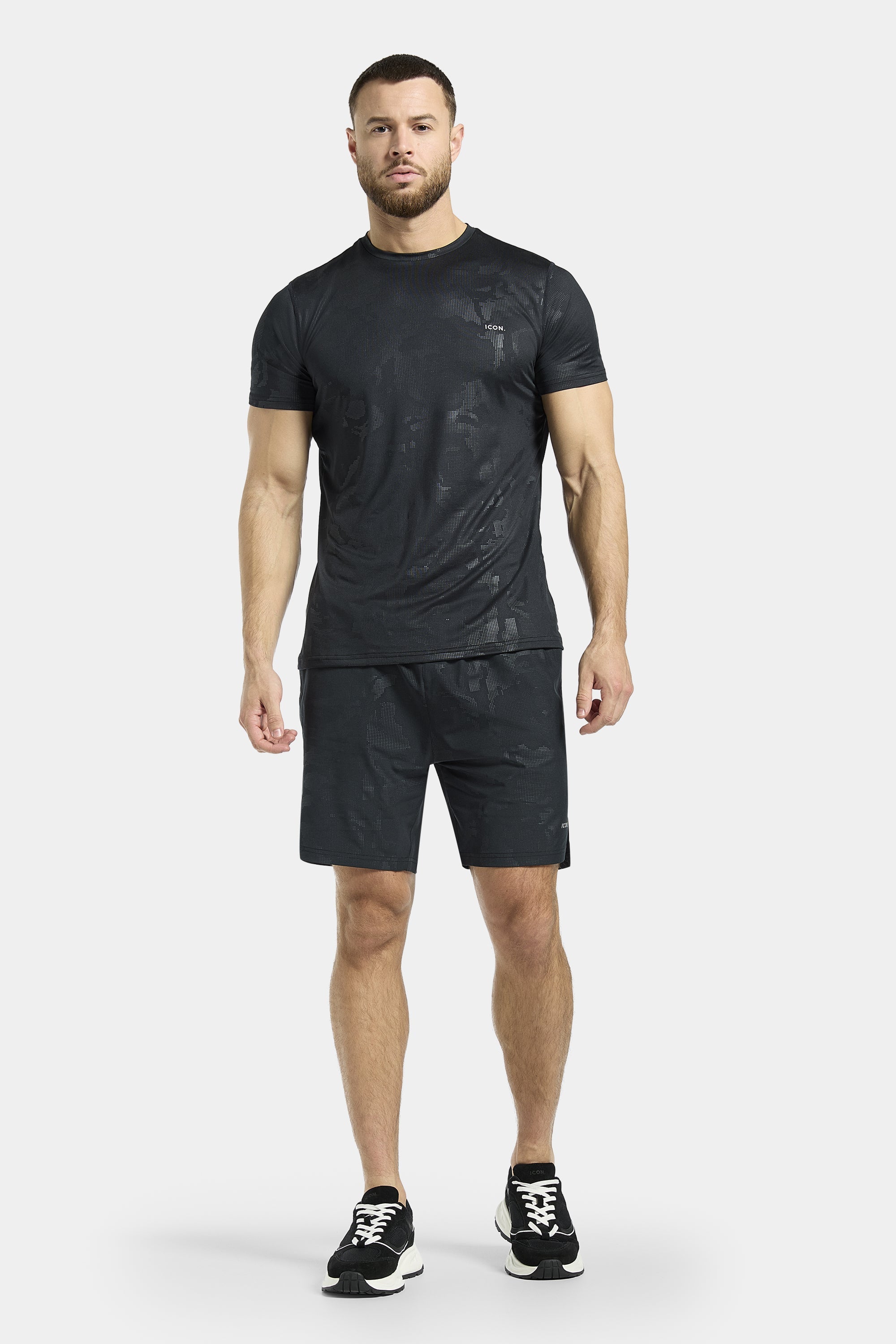 La Camiseta Ceñida con Camuflaje Activo