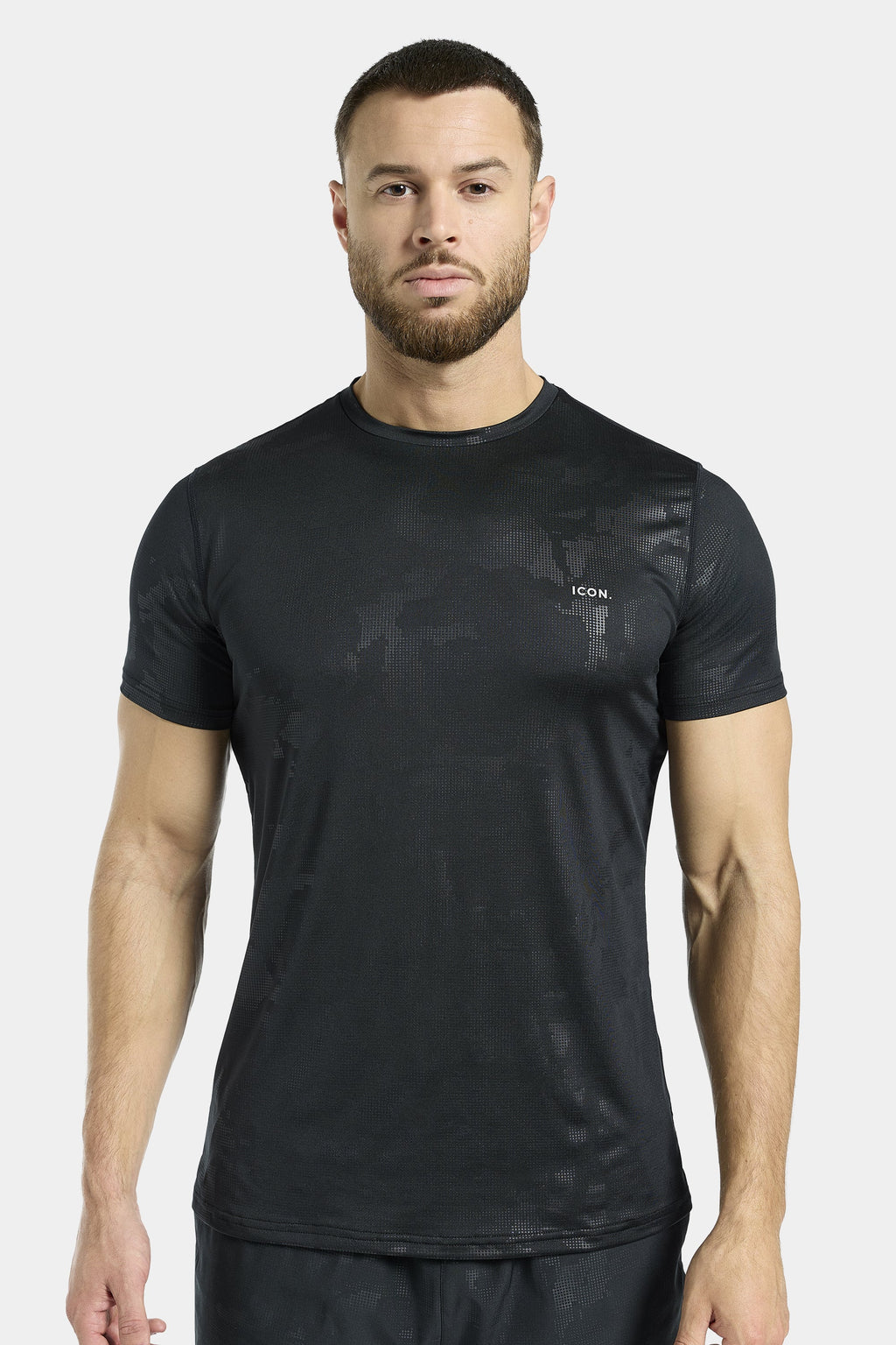 La Camiseta Ceñida con Camuflaje Activo