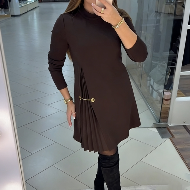 Vestido Plisado con Cadena Dorada