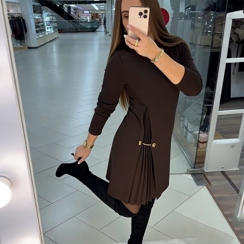 Vestido Plisado con Cadena Dorada